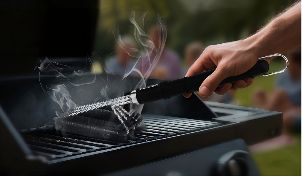 Set of barbecue brushes with wooden handles, stainless steel bristles, various sizes, arranged on wooden surface